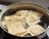 Foto del paso 5 de la receta Ravioli rellenos de gorgonzola con salsa de tomate y portobellos