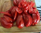 Une image de l'étape 2 de Salade de tomates et concombre à l’oignon rouge et persil.