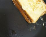 A picture of step 4 of Easy Egg 'n Cheese Sandwich.