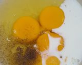 Gambar langkah 2 resipi Omelette.