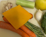 Foto del paso 1 de la receta: Crema de zanahoria, brócoli y manzana con puerro en Thermomix