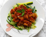 Foto del paso 6 de la receta: Espaguetis de calabacín con trocitos de cerdo en salsa de tomate