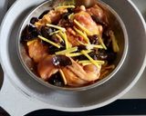 Foto langkah ke 3 dari resep Ayam Kukus Jamur Kuping.