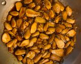 Hình bước làm 2 của món Nấm kho gừng