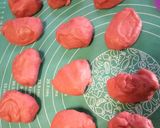 Foto langkah ke 5 dari resep Donat Maizena Merah Putih.