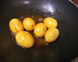 A picture of step 2 of Egg pototo curry.