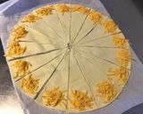 Une image de l'étape 2 de Minis croissants au cheddar, pecorino et pavot bleu.