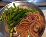 তাওয়া চিকেন পিজ্জা (Tawa chicken pizza with rice flour batter recipe in bengali ) রেসিপির ধাপ 2 ছবি