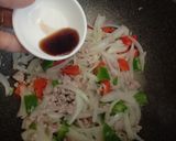 A picture of step 3 of Stir-Fried Pork with Bell Peppers and Onions.