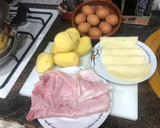 Foto del paso 1 de la receta: Tortilla de patatas rellena de jamón York y queso