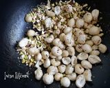 A picture of step 3 of Makhana Panjiri.