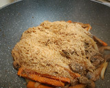 Foto del paso 4 de la receta: Fideos de arroz con verduritas, clara de huevo, txanpis y curry