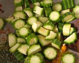 Foto del passaggio 1 della ricetta Rotelle con fior di zucchine