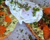 Une image de l'étape 5 de Tartines d'avocat toasts et son œuf poché au saumon.