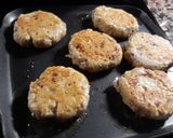Foto del paso 5 de la receta: Hamburguesas de pollo con queso azul, cebolla y salsa de soja