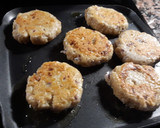 Foto del paso 5 de la receta: Hamburguesas de pollo con queso azul, cebolla y salsa de soja