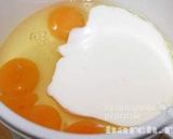 Фото кроку 3 до Кексы с плавлеными сырками - быстро, легко и очень вкусно.