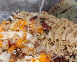 Foto langkah ke 5 dari resep Mie Goreng Jamur.