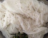 รูปขั้นตอนการทำที่ 2 ของ ยำขนมจีนปลาทูหมูสับ