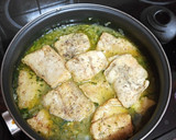 Foto del paso 3 de la receta: Merluza en salsa verde con coquinas y papas cocidas