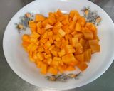 Une image de l'étape 3 de Salade composée de melon, tomates, concombre, oignon doux, feta et menthe.