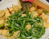 Foto langkah ke 4 dari resep Tumis Tahu & Kacang Panjang.