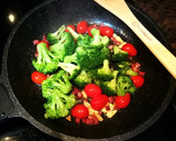 Foto del paso 4 de la receta: Brócoli con jamón curado y tomatitos cherrys 🥦