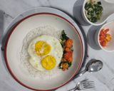 Foto langkah ke 4 dari resep Nasi Telur Ceplok with Scallion Oil.