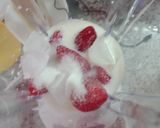 Foto del paso 1 de la receta: Licuado de frutilla con leche