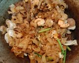 Foto langkah ke 4 dari resep Kwetiau Seafood Kaki Lima.
