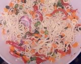 A picture of step 2 of Egg and vegetables steamed indomie.