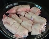 Foto del paso 1 de la receta: Patitas de cerdo con alubias (caraotas, judías) blancas