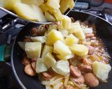 Foto del paso 3 de la receta: Papas con longaniza y cebolla