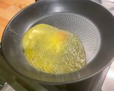 Une image de l'étape 3 de Œufs brouillés aux poivrons verts, oignon rouge et coulommiers.