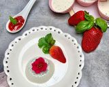Foto del passaggio 4 della ricetta Panna cotta al basilico con composta di fragole