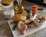 Foto del paso 1 de la receta: Patatas revolconas con salteado de setas de chopo