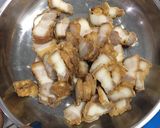 รูปขั้นตอนการทำที่ 2 ของ “ดอกกุยช่ายผัดหมูกรอบ”
