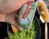 Brokkolis tészta kukoricalisztben forgatott csirkemellel recept fázis 6 fotója