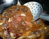 A picture of step 4 of Vietnamese coconut honey mixed caramel chicken.