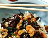 Foto del paso 7 de la receta: Noodles con setas senderilla y gambones marinados en soja