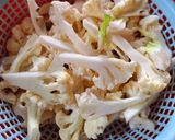 Hình bước làm 1 của món Canh bông cải trắng sườn non
