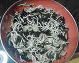 Foto del paso 2 de la receta: Gulas al ajillo con trompetas de los muertos 🍄🍄