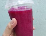 Foto langkah ke 3 dari resep Pink October dragon fruit Smoothie.