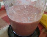Φωτογραφία βήματος 4 της συνταγής Smoothie με μπανάνα και φράουλες