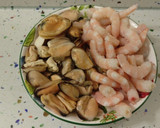 Foto del paso 3 de la receta: Arroz con langostinos, berberechos y mejillones