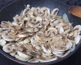 Foto del paso 2 de la receta: Chuletas de aguja de cerdo con champiñones a la mostaza