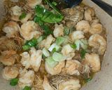 Foto langkah ke 4 dari resep Goong Thod Kratiem (Udang Goreng Bawang Putih).