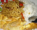 Foto langkah ke 4 dari resep Mie goreng soto.