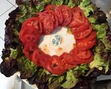 Une image de l'étape 5 de Salade feuille de chêne rouge aux tomates roses,mozzarella di buffala et fleurs d ail triquetre.