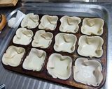 Foto del paso 4 de la receta: Canastitas de pollo y queso (con carcaza de pollo)